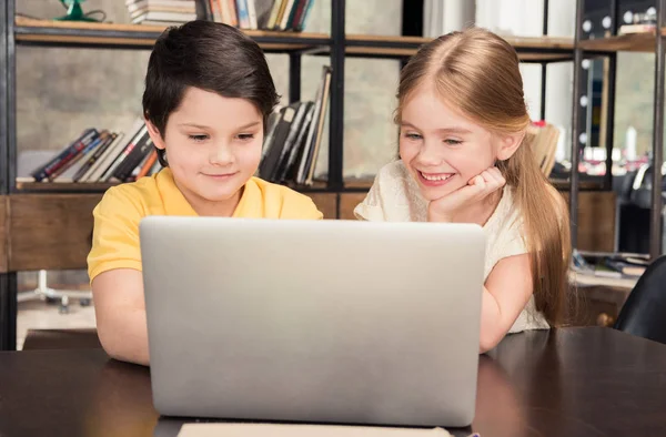Kinderen met behulp van laptop — Stockfoto