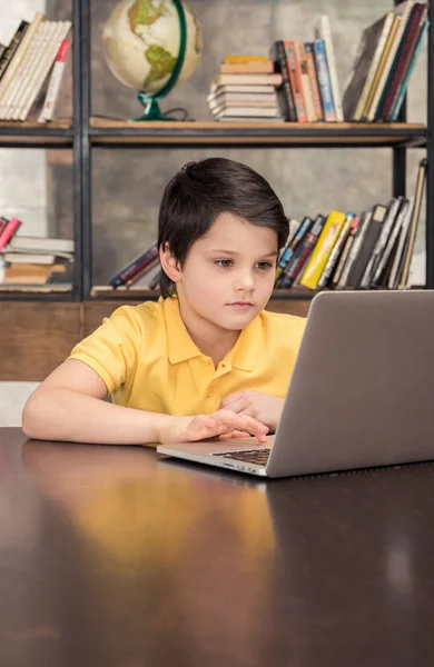 Menino usando laptop — Fotografia de Stock