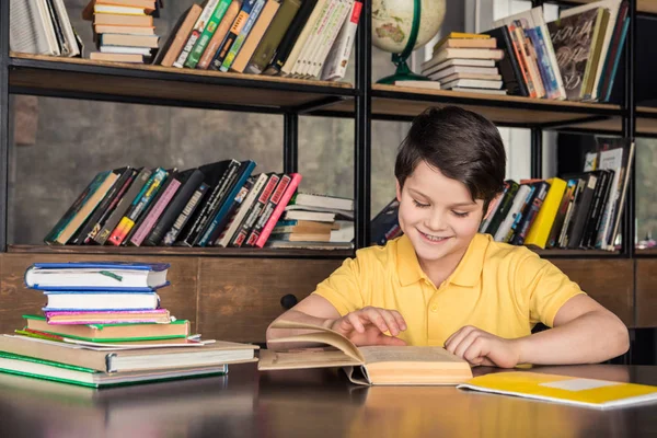 Schooljongen studeren in bibliotheek — Stockfoto