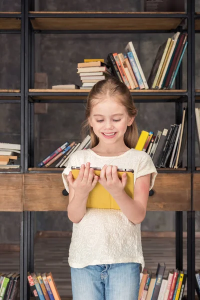 Girl holding digital talet — 스톡 사진