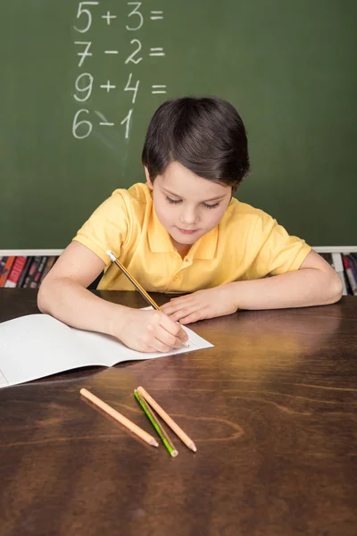 Sınıfta masada oturan çocuk — Stok fotoğraf