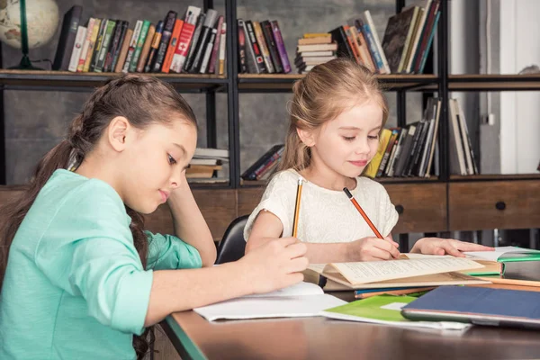 Meisjes huiswerk — Stockfoto