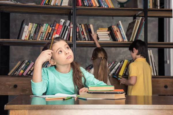 Meisje doet huiswerk — Stockfoto