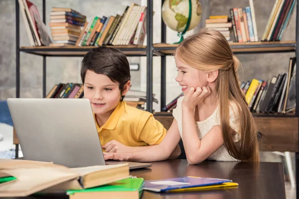 Kinder benutzen Laptop lizenzfreie Stockfotos
