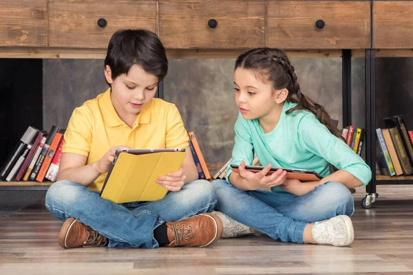 Kinder mit digitalen Tablets Stockfoto