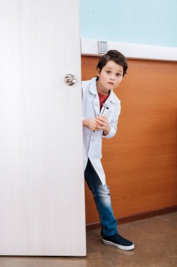üniformalı çocuk doktor
