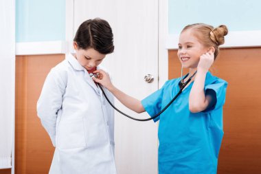 Doktor ve hemşire oynayan çocuklar