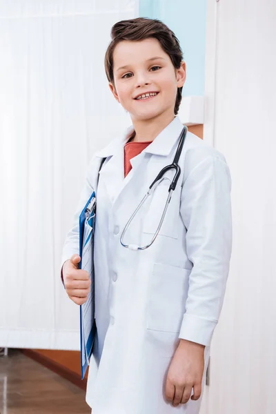 Doktor chlapec v uniformě — Stock fotografie zdarma