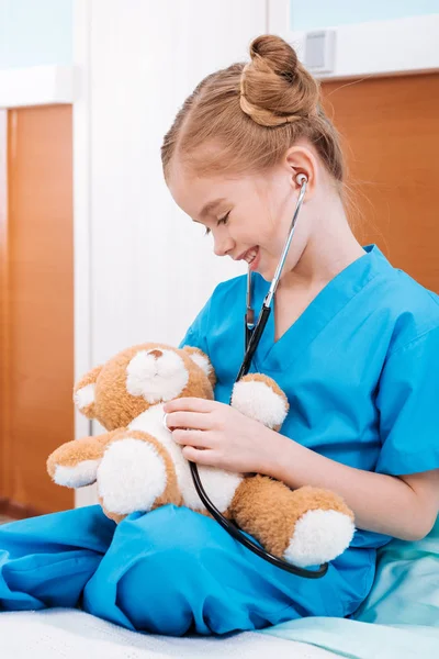 Niña enfermera en uniforme Fotos De Stock Sin Royalties Gratis