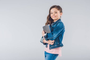 Dijital tablet kullanan kız