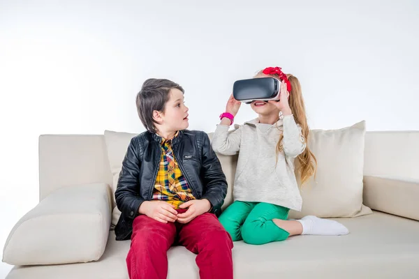 Дети с гарнитурой виртуальной реальности — стоковое фото