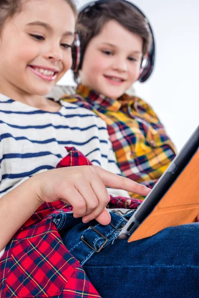 Дети с наушниками и цифровыми планшетами — стоковое фото