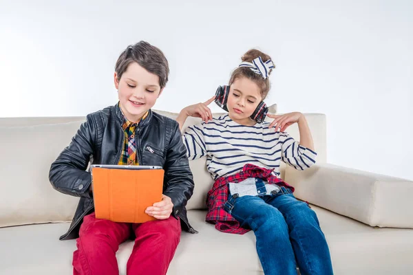 Niños con auriculares y tableta digital —  Fotos de Stock