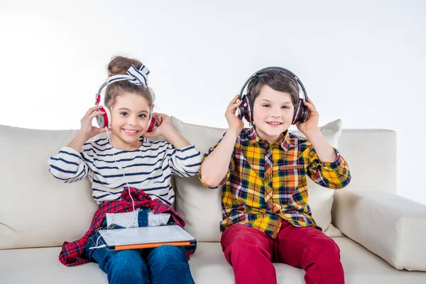 Gyermekek fejhallgató és digitális tábla — Stock Fotó