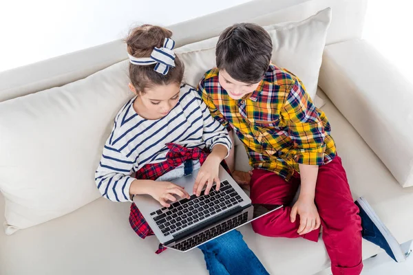 Dizüstü bilgisayar kullanan çocuklar — Stok fotoğraf