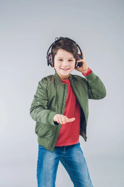 Netter Junge mit Kopfhörern — Stockfoto