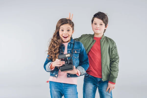 Crianças com câmera retro — Fotografia de Stock