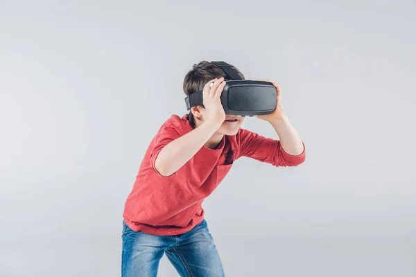 Menino usando fone de ouvido de realidade virtual — Fotografia de Stock