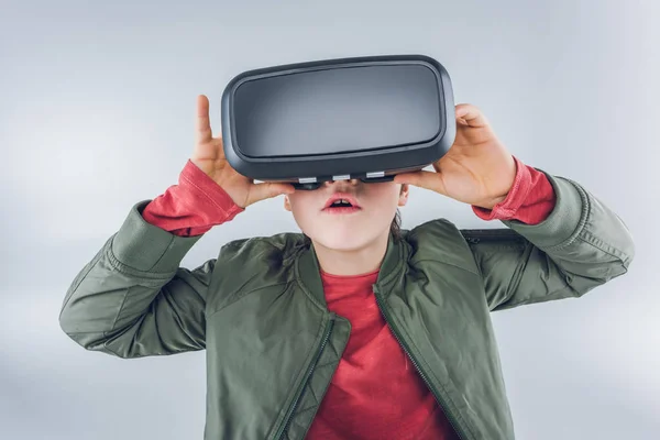 Хлопчик використовує гарнітуру віртуальної реальності — стокове фото