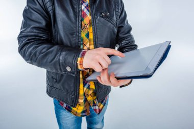 Dijital tablet kullanan çocuk
