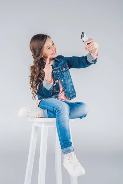 Дівчина за допомогою смартфона — стокове фото