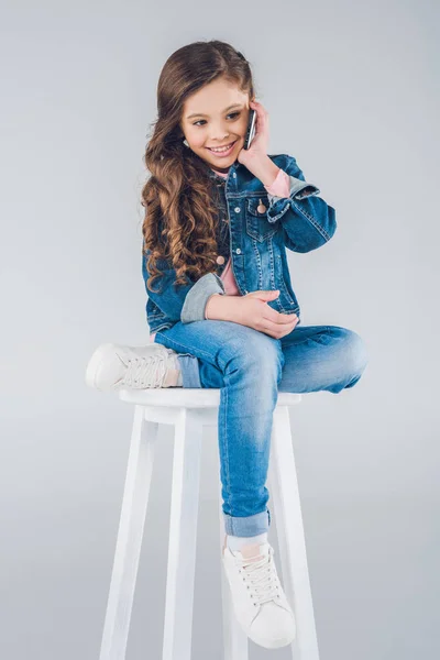 Girl using smartphone — Free Stock Photo