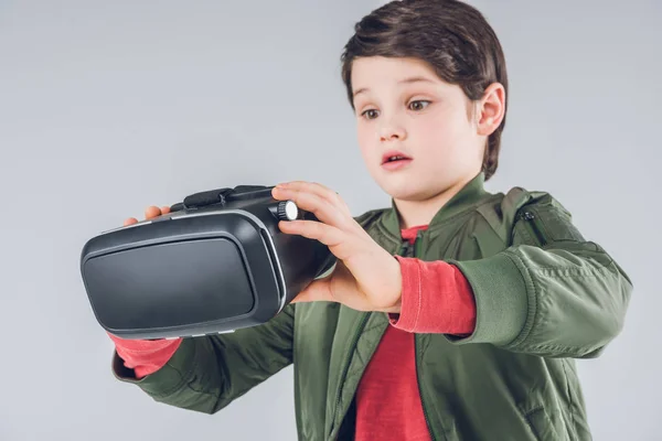 Мальчик с гарнитурой виртуальной реальности — стоковое фото