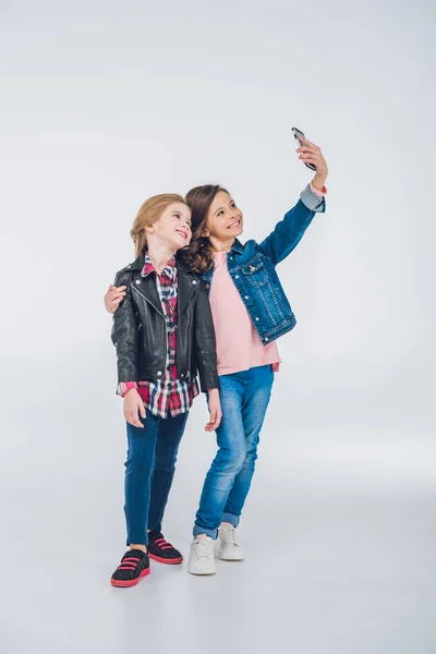 Girls taking selfie — Stock Photo, Image