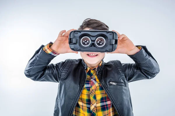 Jongen met virtual reality headset — Stockfoto