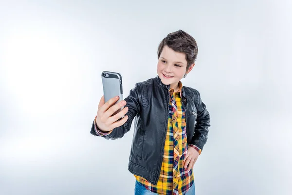 Хлопчик робить selfie — стокове фото