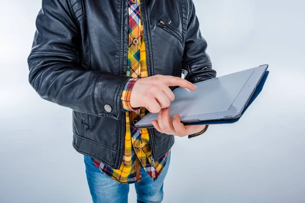 Junge nutzt digitales Tablet — Stockfoto