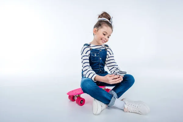 Girl using smartphone — Stock Photo, Image