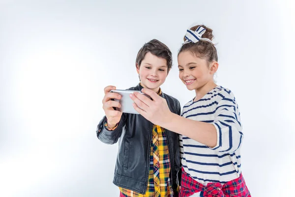 Niños haciendo selfie — Foto de Stock