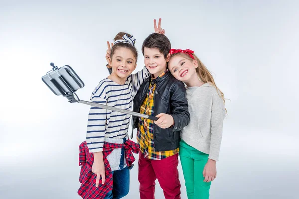 Kinderen maken selfie — Stockfoto