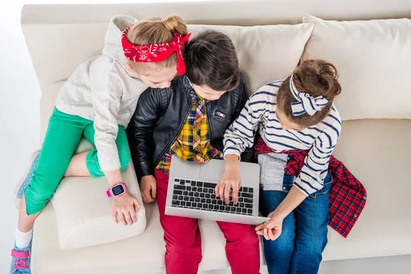 Niños usando laptop —  Fotos de Stock