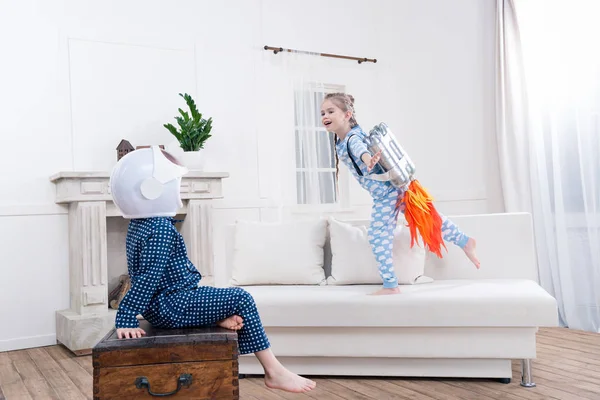 Kinderen spelen kosmonauten — Stockfoto