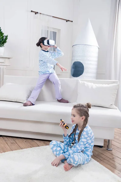 Crianças brincando com fone de ouvido realidade virtual — Fotografia de Stock