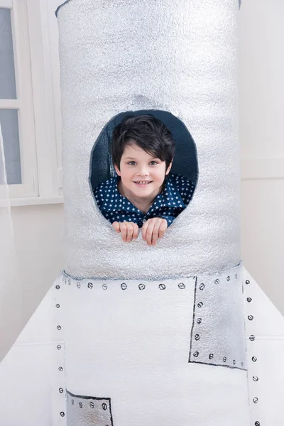 Мальчик играет астронавта — стоковое фото