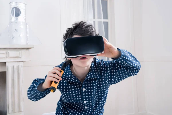 Chlapec v soupravu pro virtuální realitu — Stock fotografie