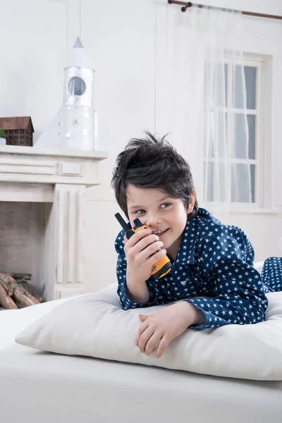 Jongen met behulp van walkie-talkie — Stockfoto