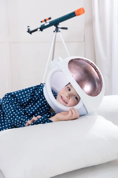 Мальчик в космическом шлеме — стоковое фото