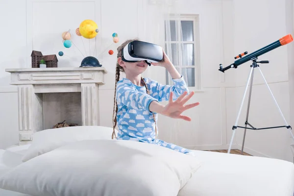 Ragazza in realtà virtuale auricolare — Foto Stock