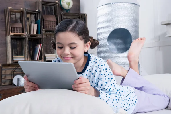 Fille en utilisant une tablette numérique — Photo