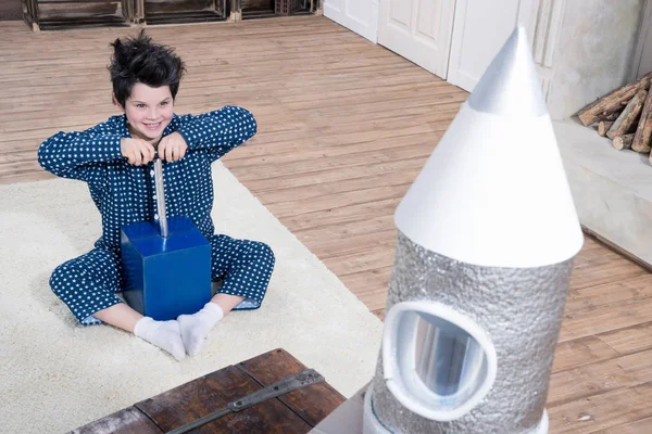 Boy launching rocket — Stock Photo, Image