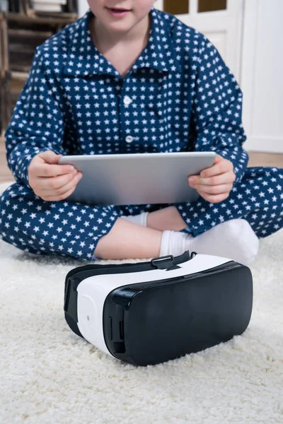 Мальчик с VR и цифровой планшет — стоковое фото