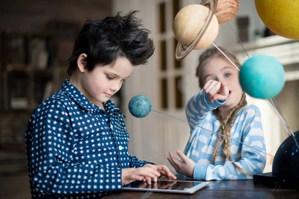 Jongen met digitale tablet — Stockfoto