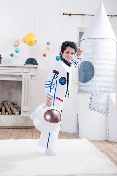 Jongen in astronaut kostuum — Stockfoto