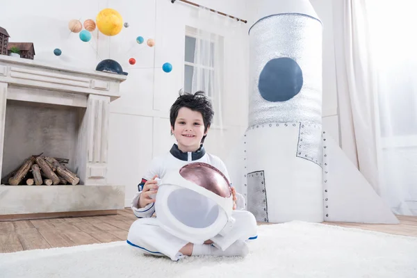 Chlapec v kroji astronaut — Stock fotografie
