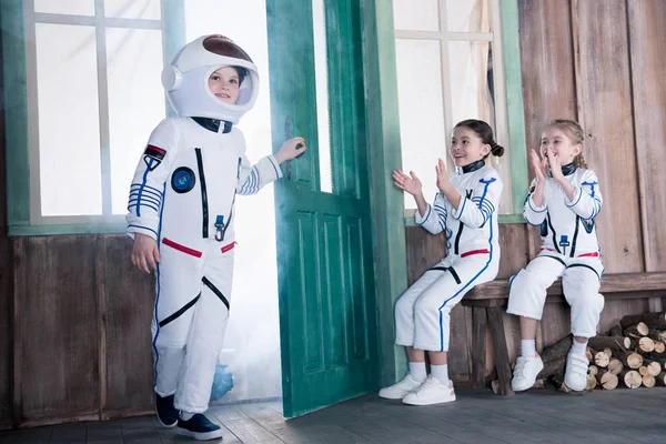 Kinderen in astronaut kostuums — Stockfoto