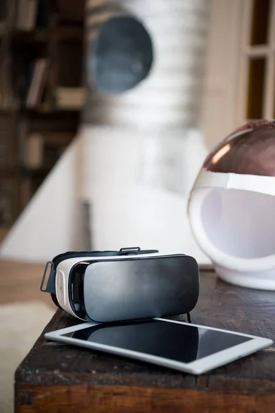 Auriculares de realidad virtual y tableta digital — Foto de Stock